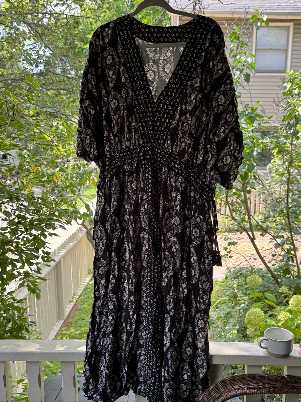 Knox Rose Black and White Floral V‑Neck Midi Dress
